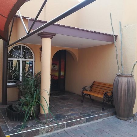 Safari Guesthouse Vryburg Exteriör bild